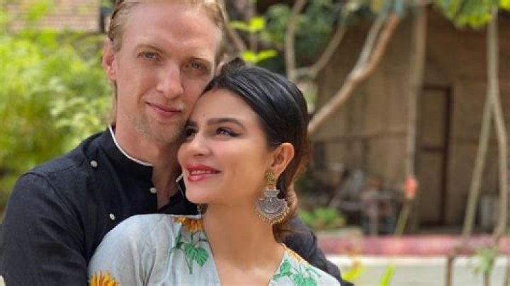 Aashka Goradia Biography, Age, Height, Husband, Net Worth, Family