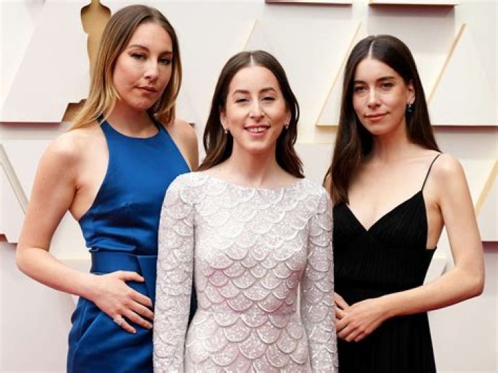 Danielle Haim Biography, Age, Height, Husband, Net Worth, Family