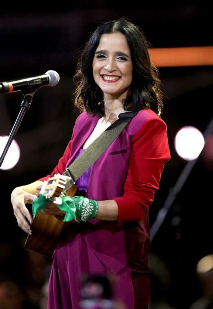 Julieta Venegas Biography, Age, Height, Husband, Net Worth, Family