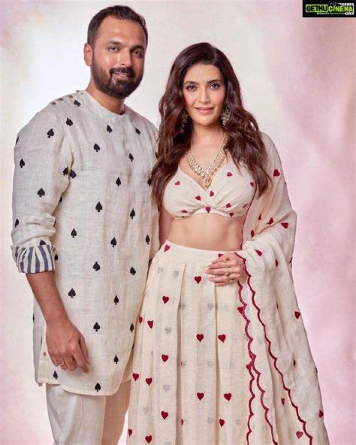 Karishma Tanna Biography, Age, Height, Husband, Net Worth, Family