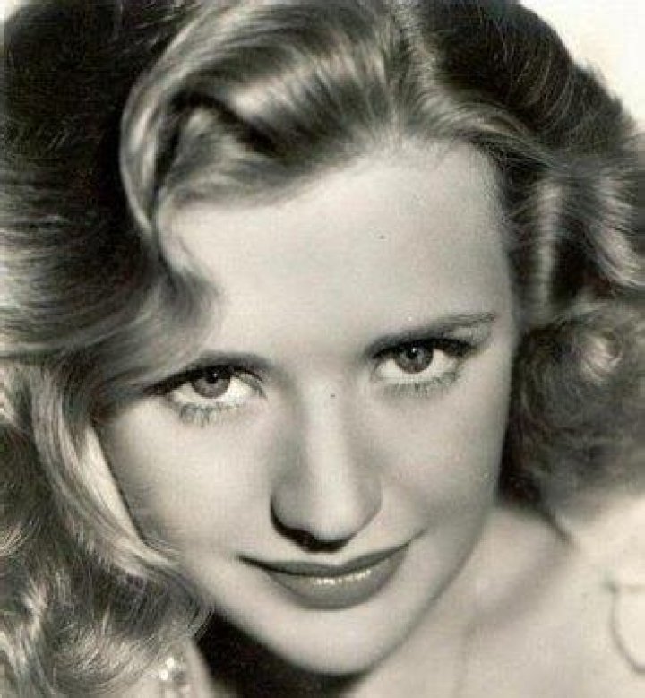 Priscilla Lane Biography, Age, Height, Husband, Net Worth, Family