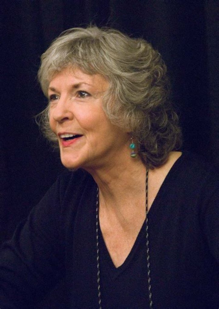Sue Grafton Biography, Age, Height, Husband, Net Worth, Family